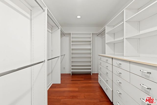 860 Bronze Lane, Los Angeles, CA 90049