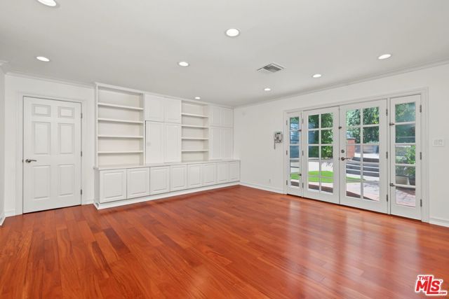 860 Bronze Lane, Los Angeles, CA 90049