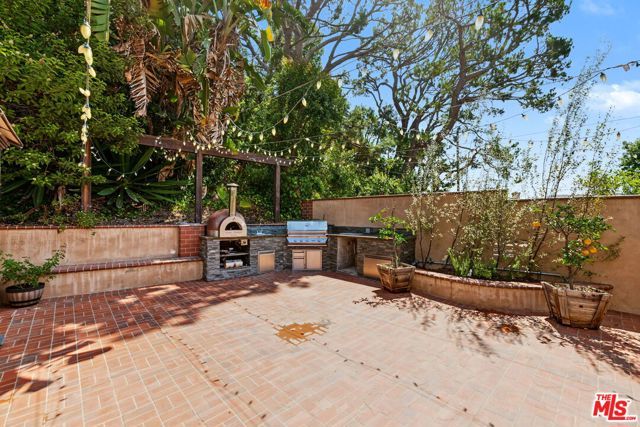 860 Bronze Lane, Los Angeles, CA 90049