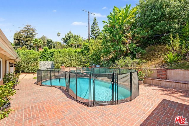 860 Bronze Lane, Los Angeles, CA 90049