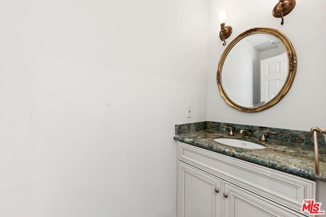 860 Bronze Lane, Los Angeles, CA 90049
