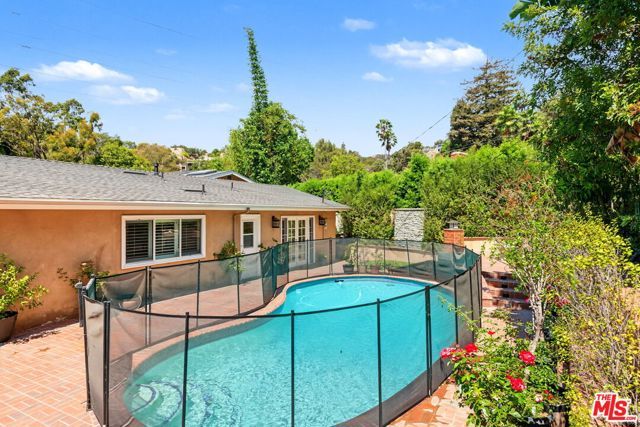 860 Bronze Lane, Los Angeles, CA 90049