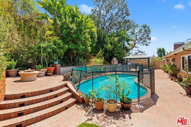 860 Bronze Lane, Los Angeles, CA 90049