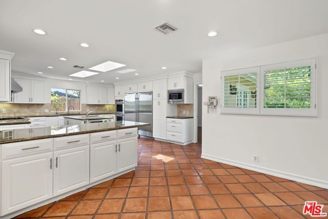 860 Bronze Lane, Los Angeles, CA 90049