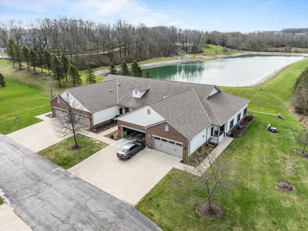 652 Pleasantwood DRIVE #4, Kewaskum, WI 53040