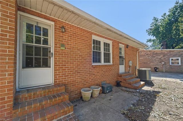 1057 Clipper DR, Hampton, VA 23669