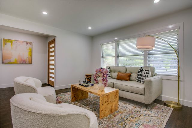 6207 Royal Lane, Dallas, TX 75230