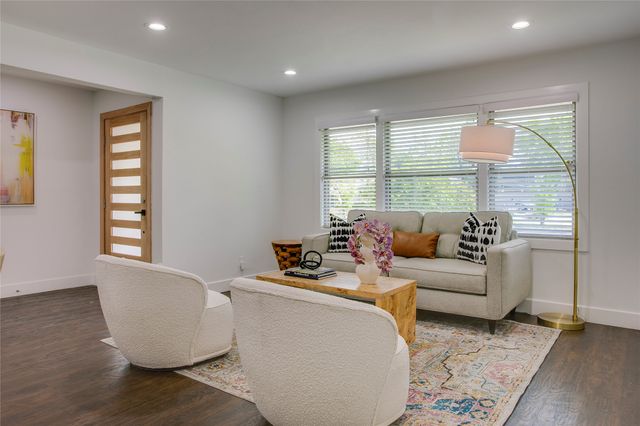 6207 Royal Lane, Dallas, TX 75230