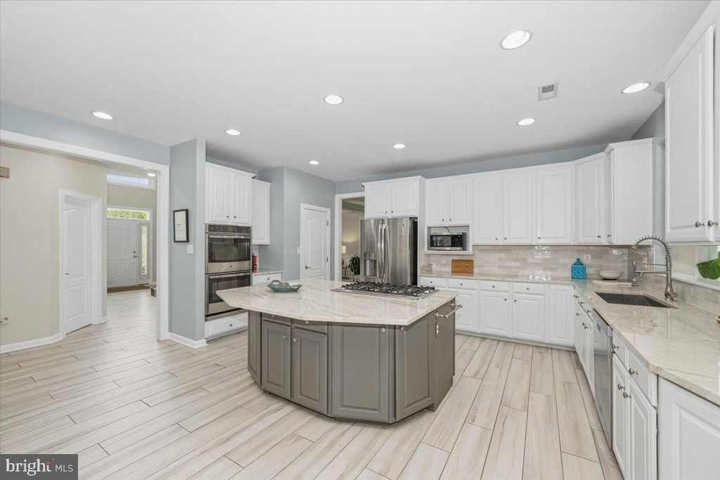 Image 14 of property listing at 15125 ROLLINMEAD DR, Gaithersburg, MD 20878