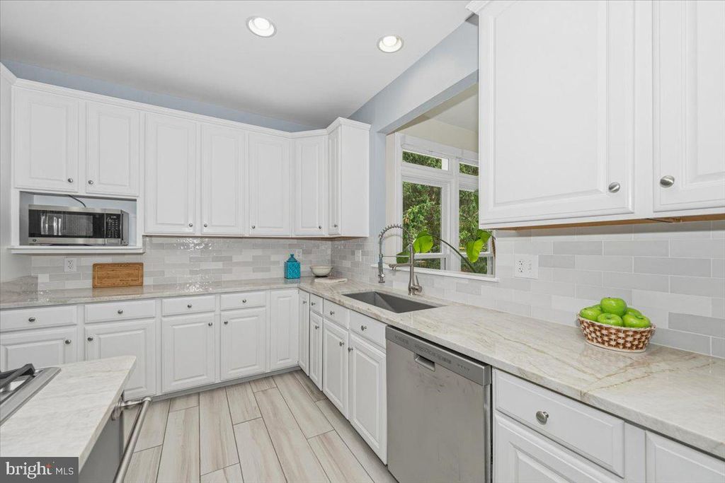Image 15 of property listing at 15125 ROLLINMEAD DR, Gaithersburg, MD 20878
