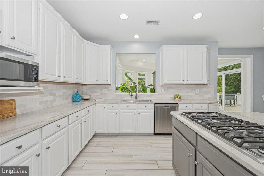 Image 18 of property listing at 15125 ROLLINMEAD DR, Gaithersburg, MD 20878