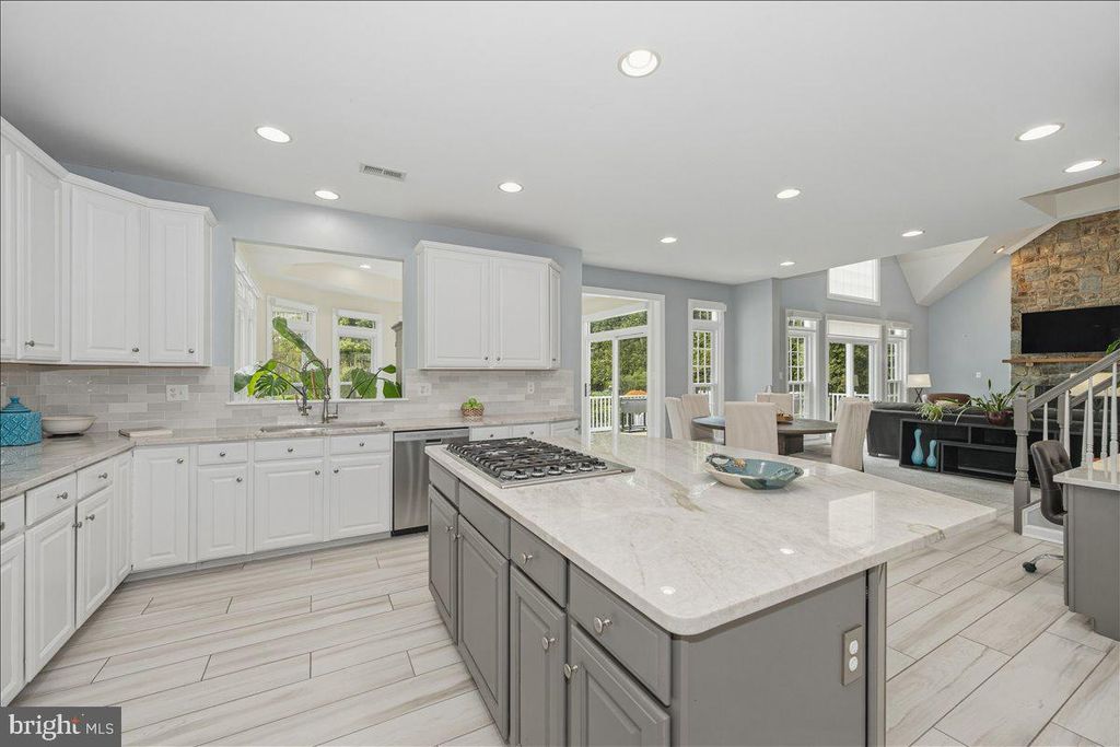 Image 19 of property listing at 15125 ROLLINMEAD DR, Gaithersburg, MD 20878