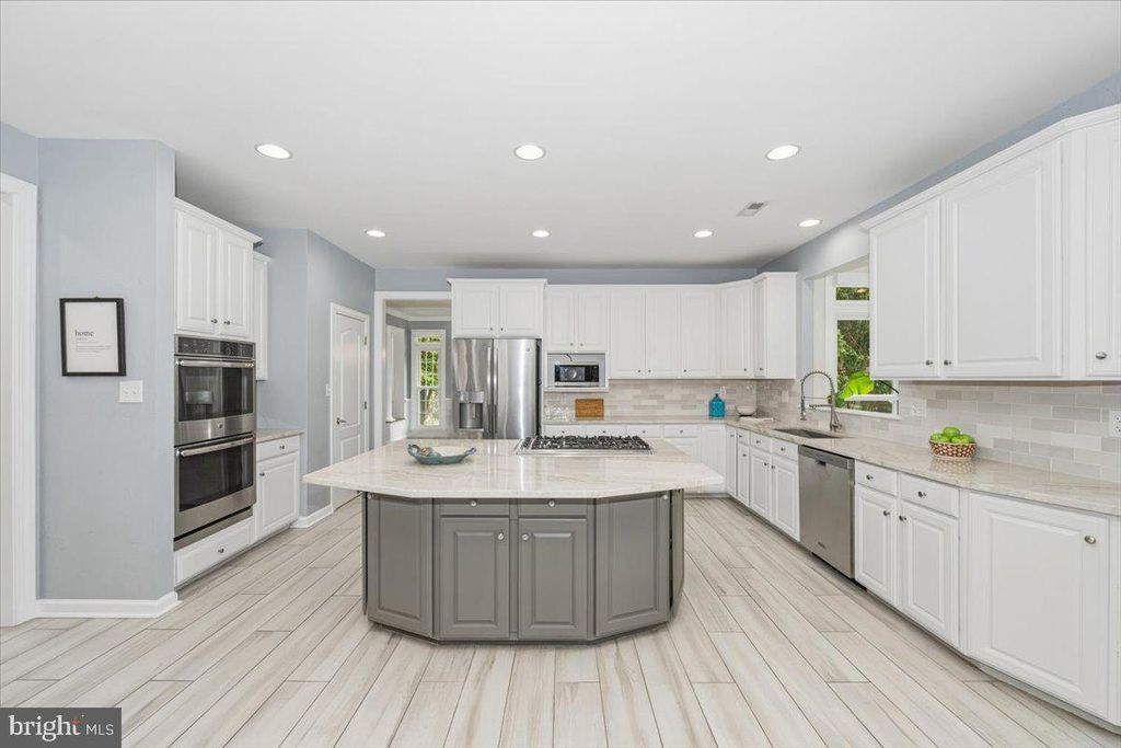 Image 3 of property listing at 15125 ROLLINMEAD DR, Gaithersburg, MD 20878