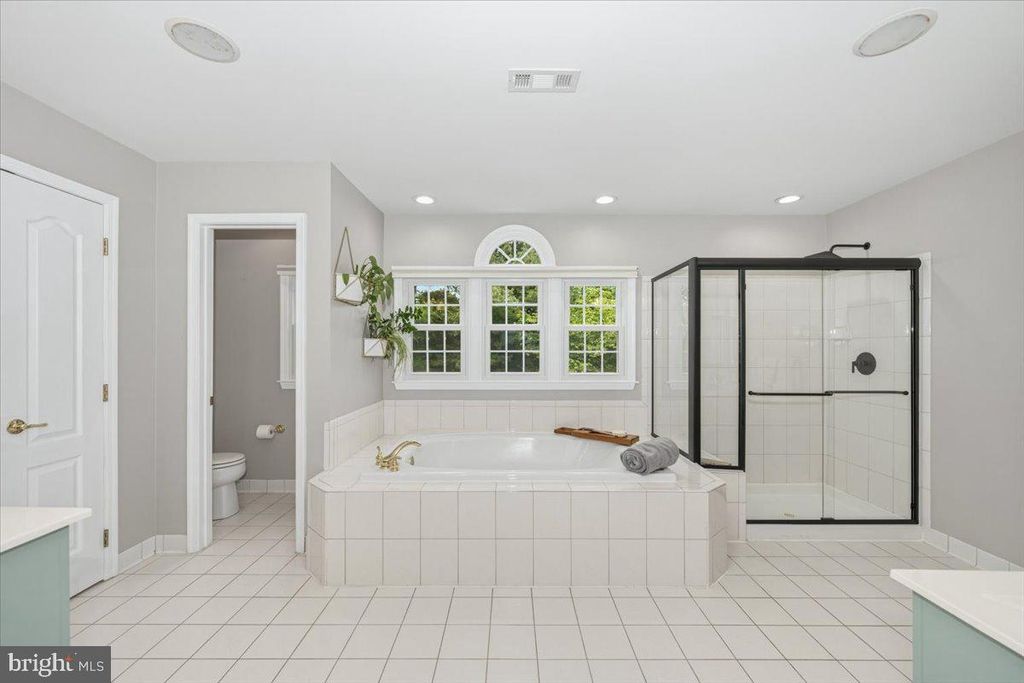 Image 38 of property listing at 15125 ROLLINMEAD DR, Gaithersburg, MD 20878