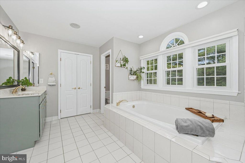 Image 40 of property listing at 15125 ROLLINMEAD DR, Gaithersburg, MD 20878