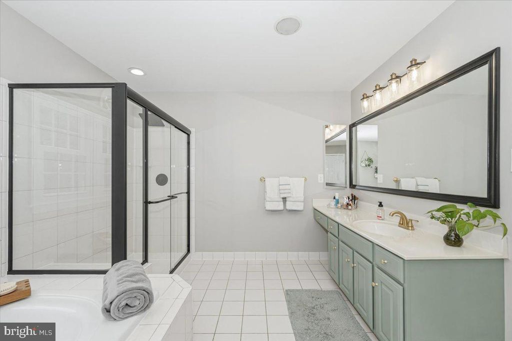 Image 41 of property listing at 15125 ROLLINMEAD DR, Gaithersburg, MD 20878