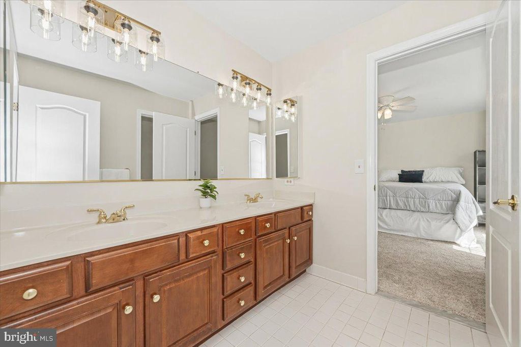 Image 46 of property listing at 15125 ROLLINMEAD DR, Gaithersburg, MD 20878