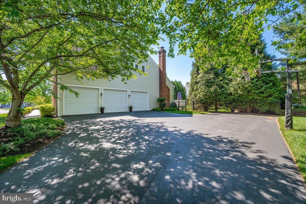 Image 85 of property listing at 15125 ROLLINMEAD DR, Gaithersburg, MD 20878
