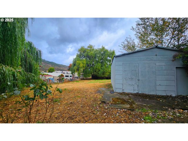 260 PLEASANT Ave, Roseburg, OR 97470