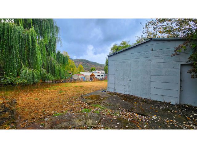 260 PLEASANT Ave, Roseburg, OR 97470