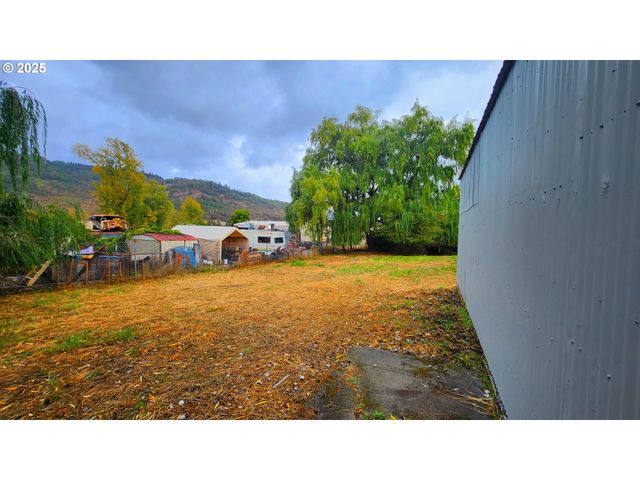 260 PLEASANT Ave, Roseburg, OR 97470