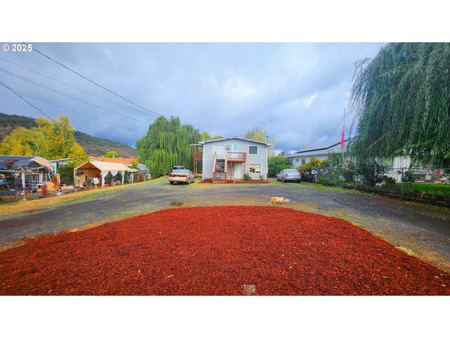 260 PLEASANT Ave, Roseburg, OR 97470
