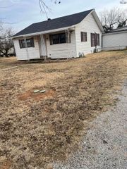 905 E RUBY AVENUE, Iowa Park, TX 76367