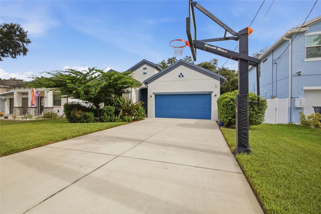 Image 3 of property listing at 2516 W CURTIS STREET, Tampa, FL 33614