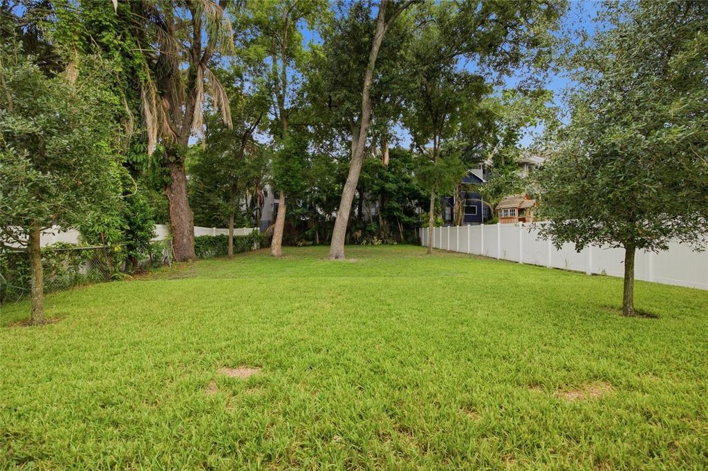 Image 37 of property listing at 2516 W CURTIS STREET, Tampa, FL 33614