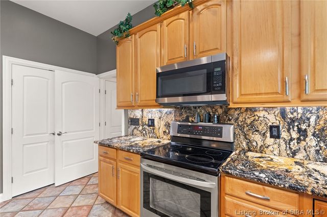 1008 Fox Hunters Pt, New Albany, IN 47150