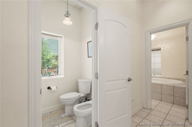 1008 Fox Hunters Pt, New Albany, IN 47150
