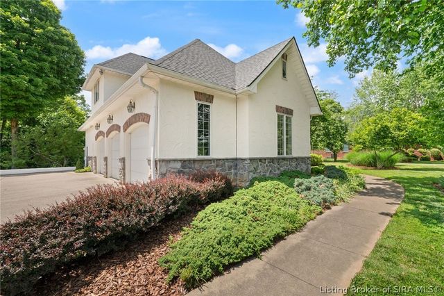 1008 Fox Hunters Pt, New Albany, IN 47150