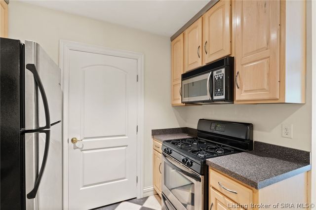 1008 Fox Hunters Pt, New Albany, IN 47150