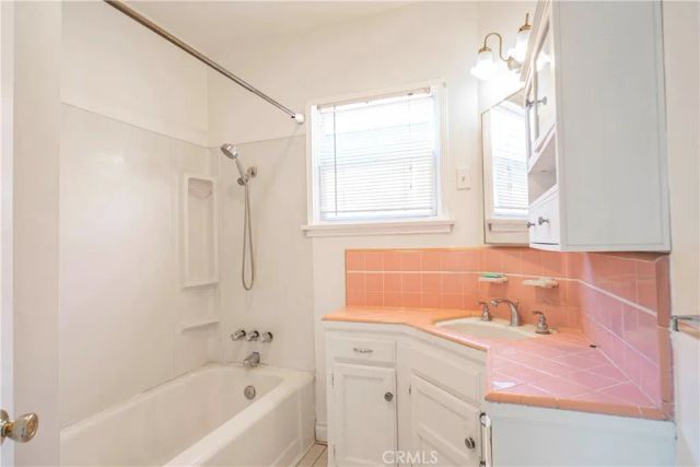 1048 simmons, East Los Angeles, CA 90022