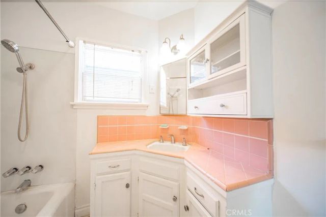 1048 simmons, East Los Angeles, CA 90022