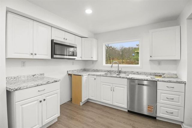 11800 Henry Street, Sugar Creek, MO 64054