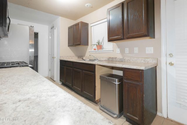 10653 Silvercloud Dr Drive, El Paso, TX 79924
