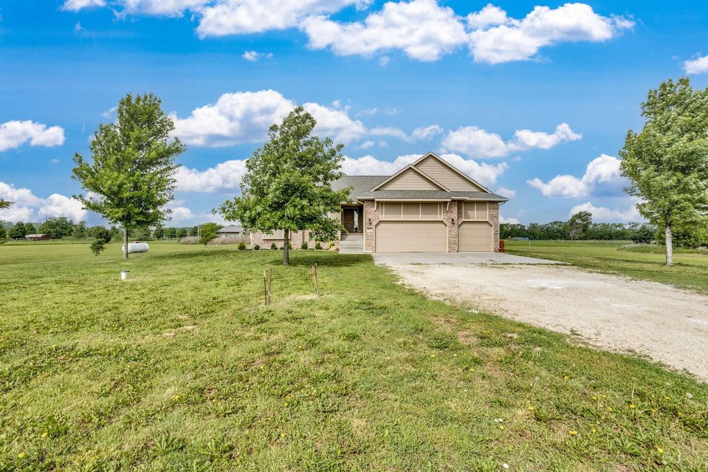 21175 SW Meadowlark Rd, Douglass, KS 67039