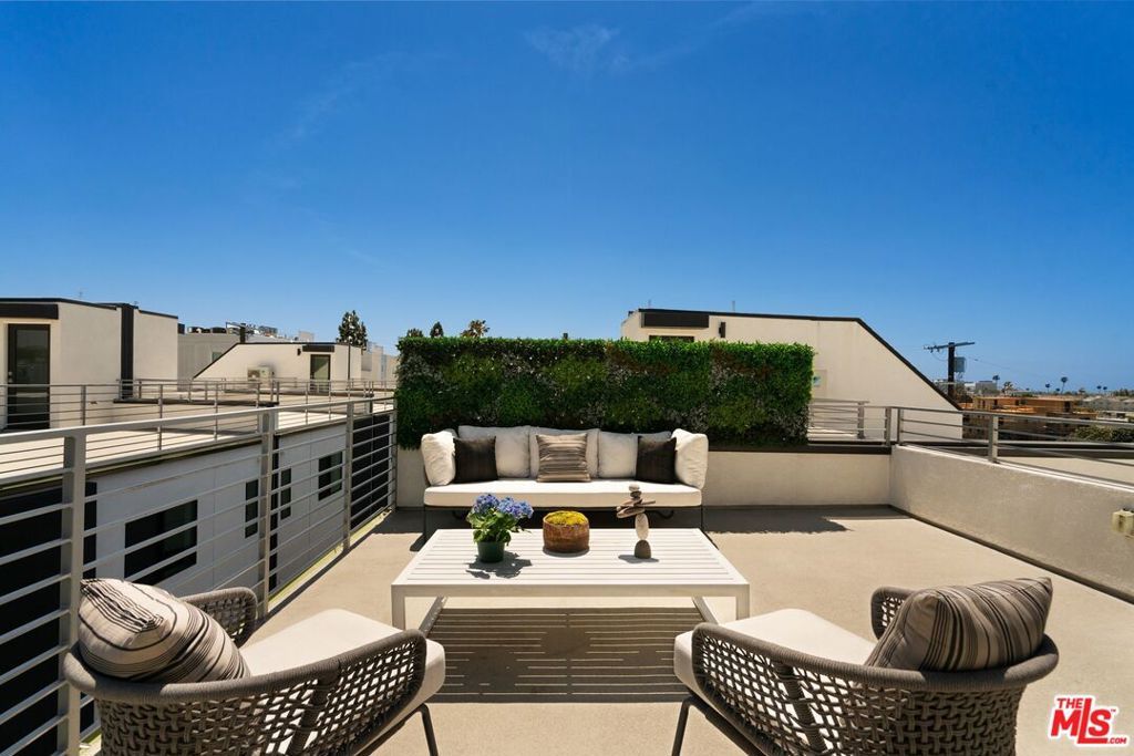 Image 10 of property listing at 3802 S Verona Court, Los Angeles, CA 90066