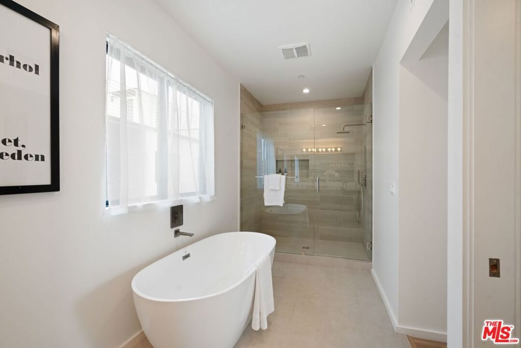 Image 11 of property listing at 3802 S Verona Court, Los Angeles, CA 90066