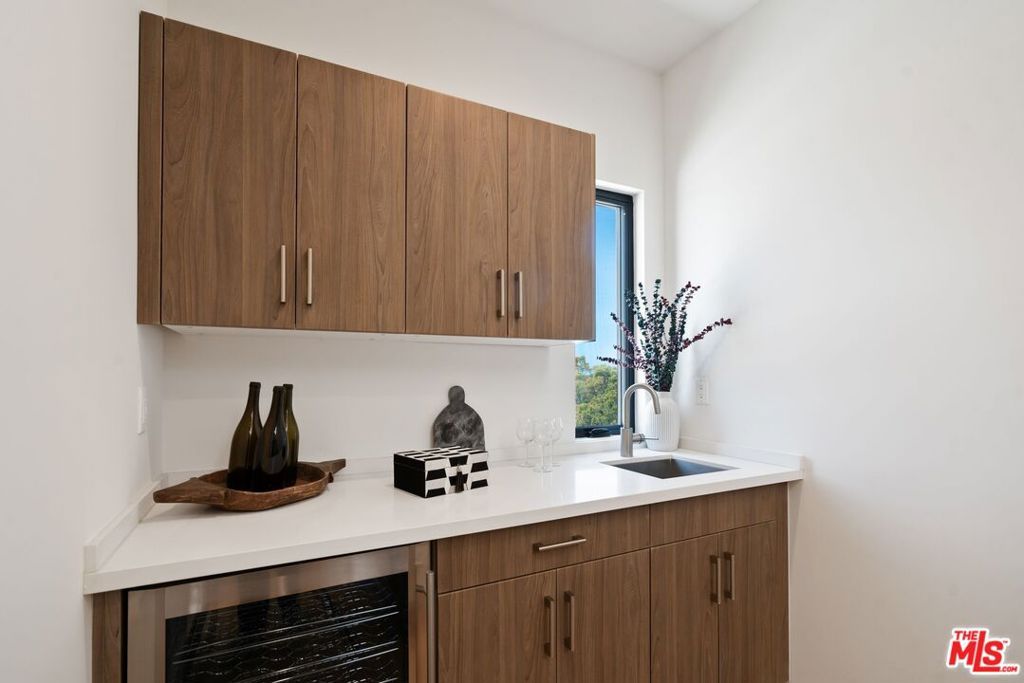 Image 12 of property listing at 3802 S Verona Court, Los Angeles, CA 90066