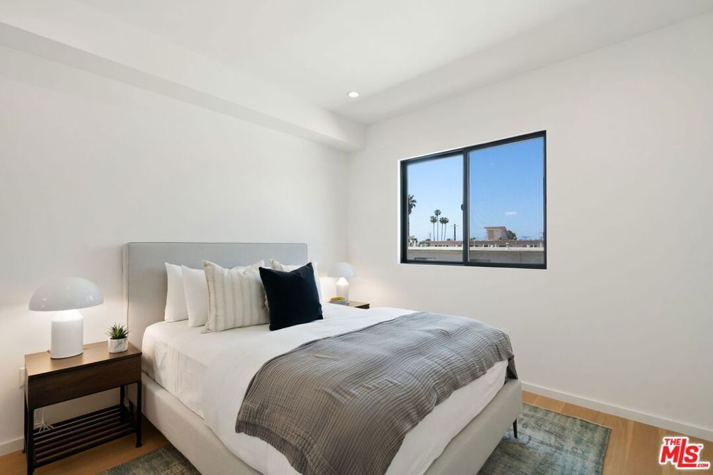 Image 13 of property listing at 3802 S Verona Court, Los Angeles, CA 90066