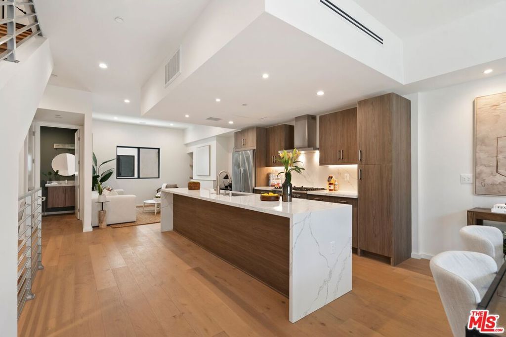 Image 19 of property listing at 3802 S Verona Court, Los Angeles, CA 90066