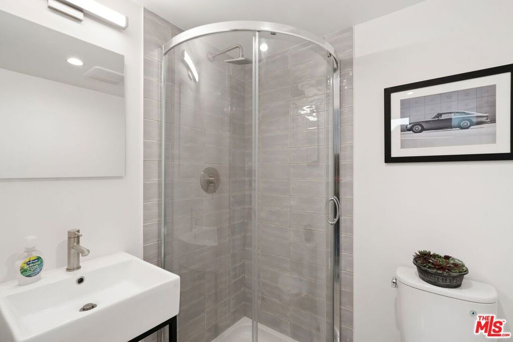 Image 20 of property listing at 3802 S Verona Court, Los Angeles, CA 90066