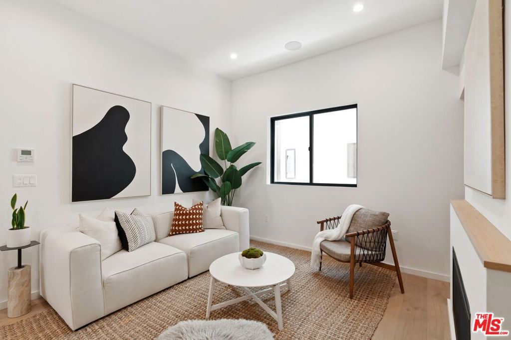 Image 7 of property listing at 3802 S Verona Court, Los Angeles, CA 90066