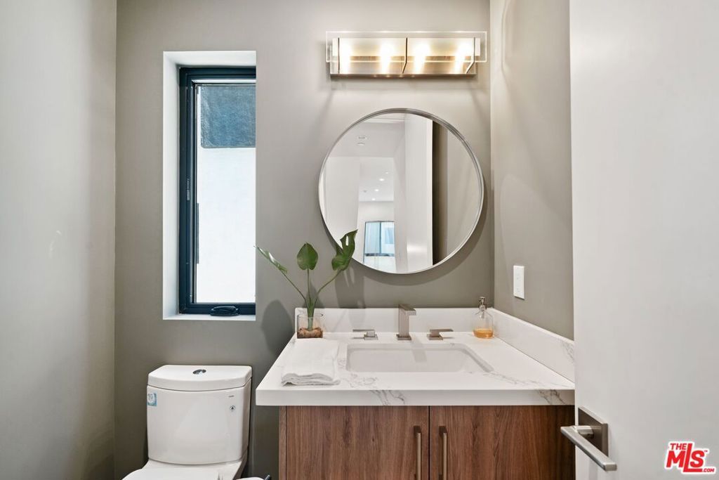 Image 8 of property listing at 3802 S Verona Court, Los Angeles, CA 90066