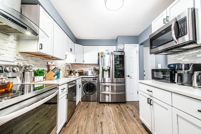 711 E FALCON Drive 101, Arlington Heights, IL 60005