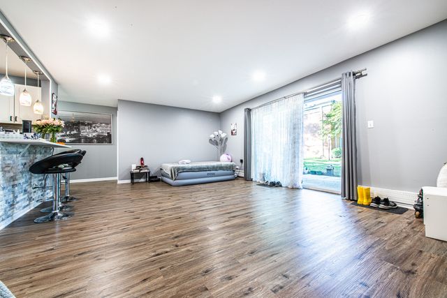 711 E FALCON Drive 101, Arlington Heights, IL 60005