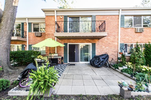 711 E FALCON Drive 101, Arlington Heights, IL 60005