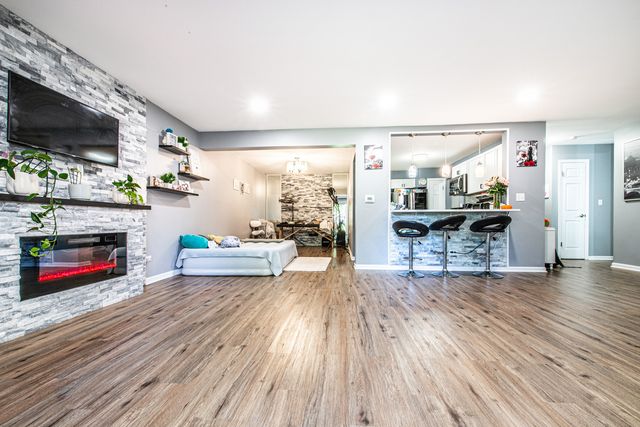 711 E FALCON Drive 101, Arlington Heights, IL 60005